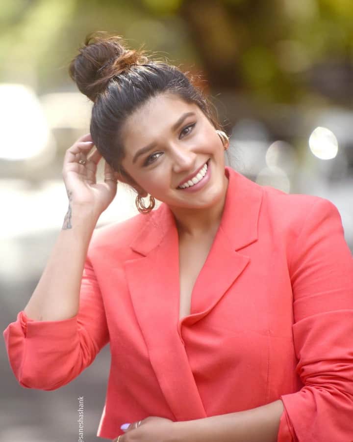 तिनं अबोली रंगाचे जॅकेट, पिंक कलरचा स्कर्ट आणि गोल्डन इयरिंग अशा लूकमधील फोटो शेअर केले आहेत.    (sanskruti balgude/instagram)