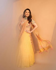 Madhuri Dixit Photos: ఒకప్పటి గ్లామర్ హీరోయిన్ అనకండి ఇప్పటికీ అలానే ఉంది