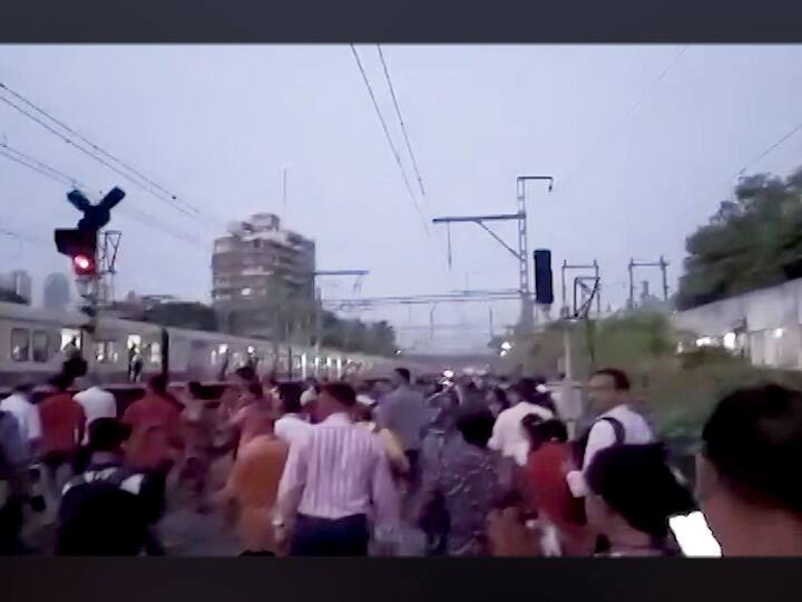 बराच वेळ लोकल थांबून राहिल्यानं अनेक मुंबईकरांनी ट्रेनमधून उतरुन पायी चालण्यास सुरुवात केली.