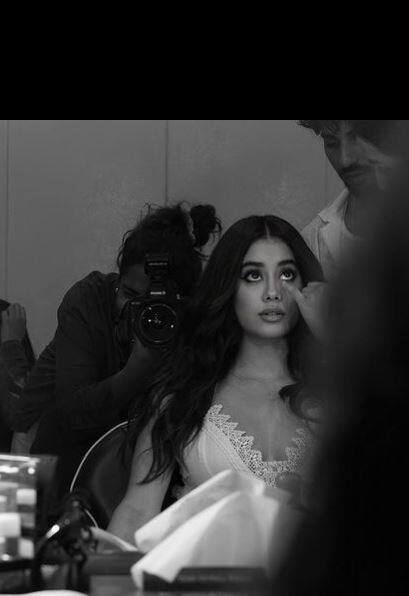 ਜਾਨ੍ਹਵੀ ਕਪੂਰ ਨੇ ਹਾਲ ਹੀ 'ਚ ਆਪਣੇ ਇੰਸਟਾਗ੍ਰਾਮ ਅਕਾਊਂਟ 'ਤੇ ਕੁਝ ਬਲੈਕ ਐਂਡ ਵ੍ਹਾਈਟ ਤਸਵੀਰਾਂ ਸ਼ੇਅਰ ਕੀਤੀਆਂ ਹਨ। ਇਨ੍ਹਾਂ ਤਸਵੀਰਾਂ 'ਚ ਜਾਹਨਵੀ ਕਾਫੀ ਮਸਤੀ ਕਰਦੀ ਨਜ਼ਰ ਆ ਰਹੀ ਹੈ।