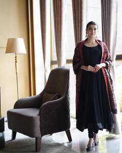 Nimrat Khaira Latest Photos: पंजाबी एक्ट्रेस Nimrat Khaira ने ब्लैक सूट में शेयर की तस्वीरें, सादगी और स्माइल ने जीता फैन्स का दिल