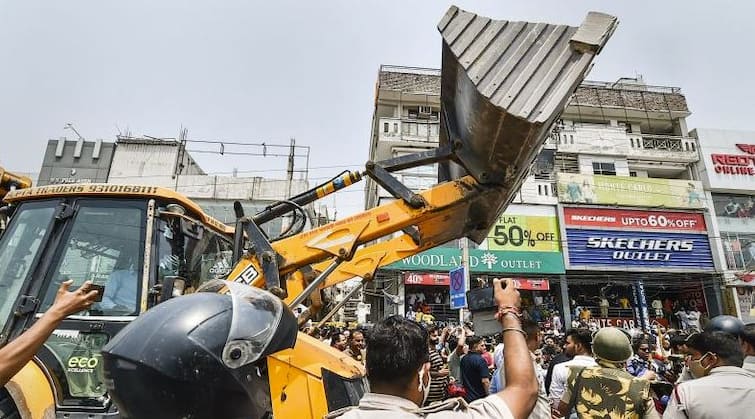 MCD bulldozer reaches Shaheen Bagh to clear illegal occupants, people protesting on roads Shaheen Bagh Bulldozer: ਨਾਜਾਇਜ਼ ਕਬਜ਼ੇ ਹਟਾਉਣ ਸ਼ਹੀਨ ਬਾਗ ਪਹੁੰਚਿਆ MCD ਦਾ ਬੁਲਡੋਜ਼ਰ, ਲੋਕ ਸੜਕਾਂ 'ਤੇ ਉੱਤਰ ਕਰ ਰਹੇ ਵਿਰੋਧ