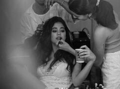 IN PICS: जाह्नवी कपूर ने सेट से मेकअप करते हुए शेयर कीं खूबसूरत तस्वीरें, टीम के साथ करती दिखीं मस्ती