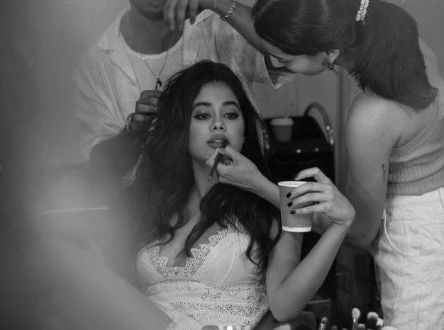 जाह्नवी ने जो तस्वीरें शेयर की हैं वो किसी सेट की तस्वीरें हैं. इनमें जाह्नवी कपूर शूट के लिए अपना मेकअप करवा रही हैं.