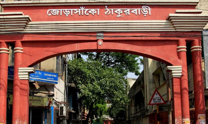 আজ কবিগুরুর ১৬১তম জন্মদিন। গানে-গল্পে-কবিতায় রবি-বরণ৷ জোড়াসাঁকো থেকে শান্তিনিকেতন। রাজ্যজুড়ে সাড়ম্বরে উদযাপন করা হচ্ছে পঁচিশে বৈশাখ।