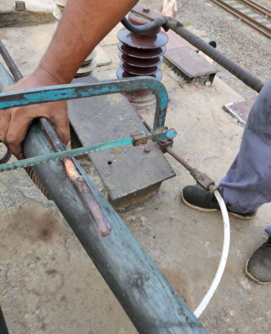 याचाच परिणाम स्लो मार्गावरील वाहतूकीवर झाल्याचंही दिसून आलं. कारण जलद मार्गावरील काही गाड्या स्लो मार्गावर वळवण्यात आल्या होत्या. त्यामुळे अनेक स्थानकांत प्रवाशांची मोठी गर्दी पाहायला मिळाली.