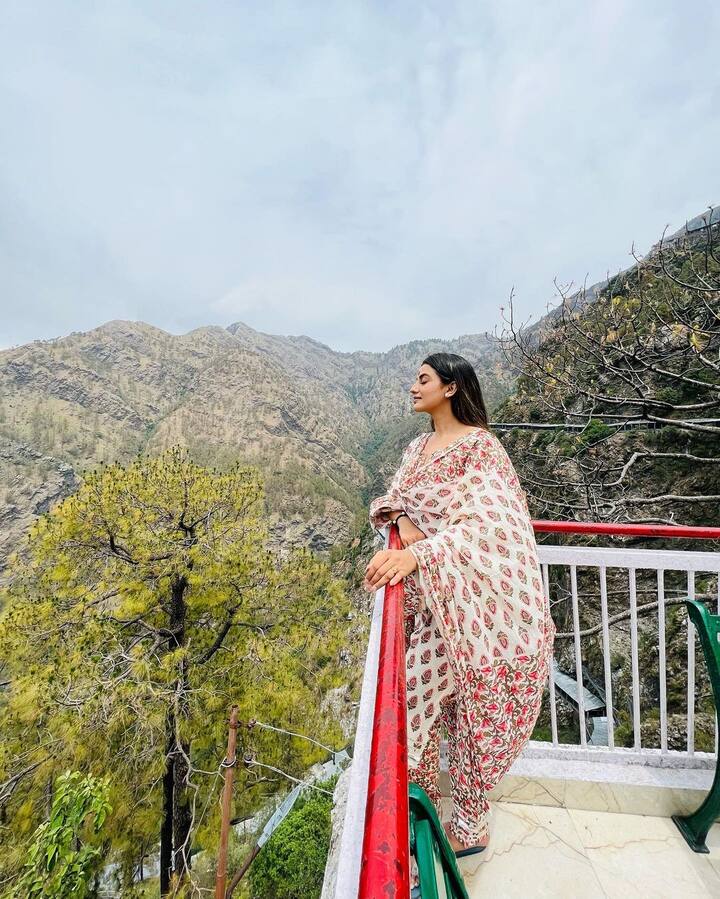 तस्वीरें शेयर करते हुए एक्ट्रेस ने कैप्शन में लिखा कि, मां..#sukoon #jaimatadi.