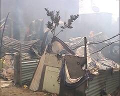 पाहा फोटो: नागपूरमधील महाकाली नगरमध्ये भीषण आग, सिलेंडरचा स्फोट झाल्याचा संशय