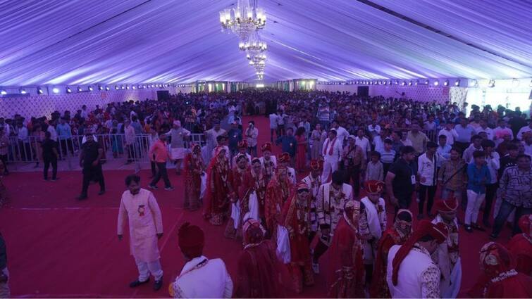 Gujarat's most high-tech mass wedding held in daskroi ahmedabad ગુજરાતના સૌથી હાઈટેક સમૂહલગ્ન, દીકરીઓને એક લાખના બોન્ડ અપાયા, જાણો ક્યાં યોજાયો આ સમારોહ