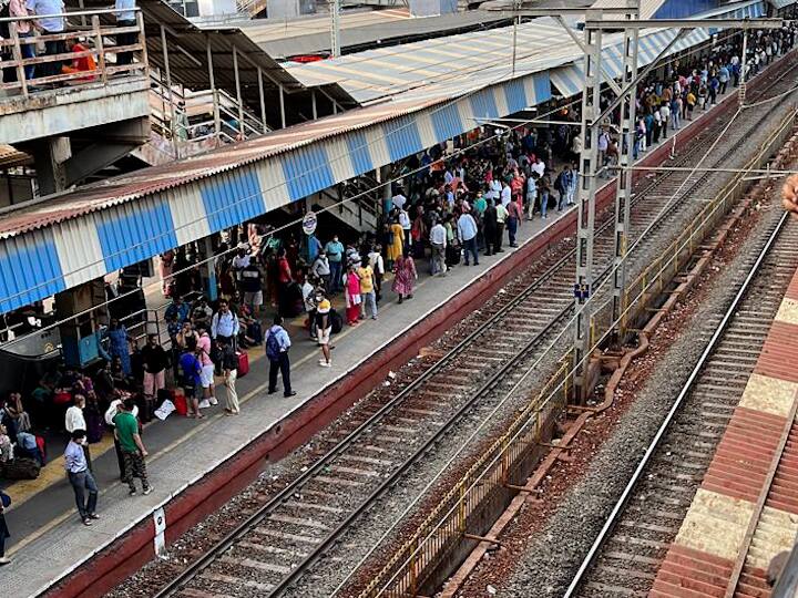 चर्चगेट आणि लगतच्या परिसरात अनेक मोठमोठी कार्यालयं आहेत. मुंबई आणि उपनगरांतून अनेक लोक या परिसरात नोकरीसाठी दररोज लोकलनं ये-जा करत असतात. अशातच सकाळच्याच वेळी ही घटना घडल्यामुळे कामावर जाण्यासाठी निघालेल्या अनेक प्रवाशांचा खोळंबा झाला होता.