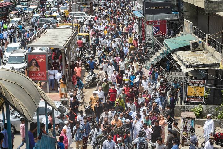 गौरतलब है कि बीजेपी की दिल्ली इकाई के प्रमुख आदेश गुप्ता ने स्थानीय महापौर को 20 अप्रैल को पत्र लिख कर ‘‘रोहिंग्या, बांग्लादेशियों और असामाजिक तत्वों’’ द्वारा किए गए अतिक्रमण को हटाने का अनुरोध किया था, जिसके बाद एसडीएमसी के इलाकों में अतिक्रमण रोधी अभियान चलाने का फैसला किया गया.