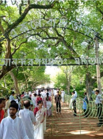 আজ কবিগুরুর ১৬১তম জন্মদিনে গানে-গল্পে-কবিতায় রবি-বরণ চলছে জোড়াসাঁকো থেকে শান্তিনিকেতন। রাজ্যজুড়ে সাড়ম্বরে উদযাপন করা হচ্ছে পঁচিশে বৈশাখ।