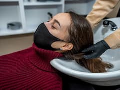 Washing Hair with Warm Water: गर्म पानी से कभी भी न धोएं अपने बाल, हो सकते हैं ये नुकसान