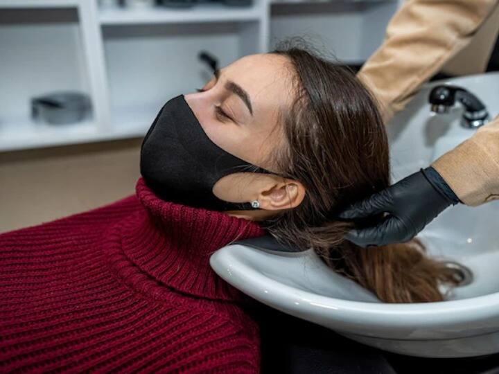 क्या आप भी अपने बालों को गर्म पानी से धोते हैं? अगर हां, तो यह आपके बालों के लिए बिल्कुल अच्छा नहीं है. जी हां, गर्म पानी से बालों को धोने से बालों की शाइनिंग खत्म हो जाती है. साथ ही इससे कई नुकसान हो सकते हैं. आइए जानते हैं इस बारे में - (Photo - Freepik)