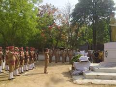 Barabanki News: घायल को इलाज के लिए ले जा रहे पुलिसकर्मी की बाइक को सांड ने मारी टक्कर, हुई मौत