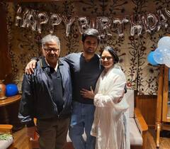 Vijay Devarakonda Birthday Celebrations: విజయ్ దేవరకొండ బ‌ర్త్‌డే సెలబ్రేట్ చేసిన పేరెంట్స్, సమంత, VD 11 టీమ్