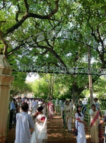 মুখ্যমন্ত্রী শ্রদ্ধাজ্ঞাপন করে ট্যুইটে লিখেছেন, গুরুদেব রবীন্দ্রনাথ ঠাকুরের জন্মদিনে শ্রদ্ধা। কবিগুরুর শিক্ষা, সংগীত, কবিতা, আগামীদিনেও আমাদের পথ দেখাবে। আমাদের জীবনে তিনি ধ্রুবতারা হয়ে থাকবেন।