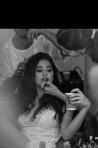 ਜਾਹਨਵੀ ਨੇ ਜੋ ਤਸਵੀਰਾਂ ਸ਼ੇਅਰ ਕੀਤੀਆਂ ਹਨ, ਉਹ ਕੁਝ ਸੈੱਟ ਦੀਆਂ ਤਸਵੀਰਾਂ ਹਨ। ਇਸ 'ਚ ਜਾਹਨਵੀ ਕਪੂਰ ਸ਼ੂਟ ਲਈ ਆਪਣਾ ਮੇਕਅੱਪ ਕਰਵਾ ਰਹੀ ਹੈ।