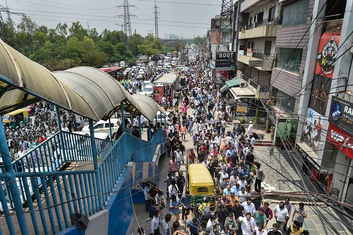 उन्होंने कहा कि शाहीन बाग जाने वाली सभी गाड़ियों का मार्ग बदल कर उन्हें कालिंदी कुंज होते हुए जीबी बिड़ला मार्ग पर भेजा गया और फिर उन्हें क्राउन प्लाज़ा की ओर भेजा गया. अधिकारी ने कहा कि विरोध-प्रदर्शन के जारी रहने के बावजूद गाड़ियों की आवाजाही के लिए एक तरफ की सड़क को खोले रखा गया था जबकि अन्य वैकल्पिक मार्ग मथुरा रोड होते हुए था.