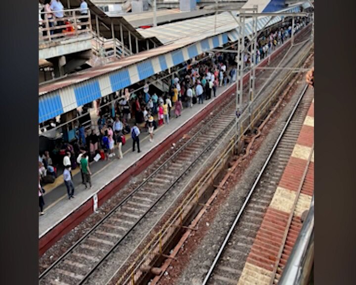 Mumbai Local Update : मुंबईकरांची 'बॅड मॉर्निंग'; पश्चिम रेल्वेची लोकल वाहतूक विस्कळीत