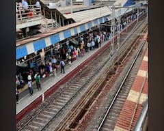 PHOTO : मुंबईकरांना मनस्ताप; पश्चिम रेल्वे हळूहळू पूर्वपदावर, तांत्रिक बिघाड दुरुस्त