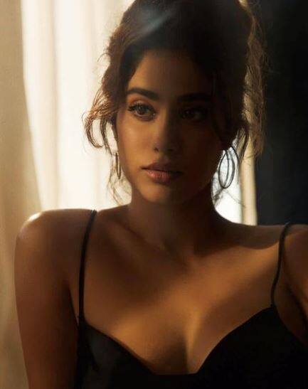 जाह्नवी कपूर के इंस्टाग्राम पर 16 मिलियन से भी ज्यादा फॉलोअर्स हैं.