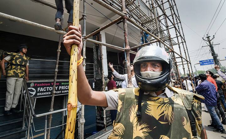 पुलिस के एक वरिष्ठ अधिकारी ने कहा, ‘‘ अतिक्रमण रोधी अभियान चलाया जा रहा है, वहां पुलिस बल तैनात किया गया है. ऐसा इसलिए किया गया है, ताकि सुनिश्चित किया जाए कि संबंधित नगर निकाय बिना किसी परेशानी के और पूरी सुरक्षा के साथ अपना काम कर सके.’’