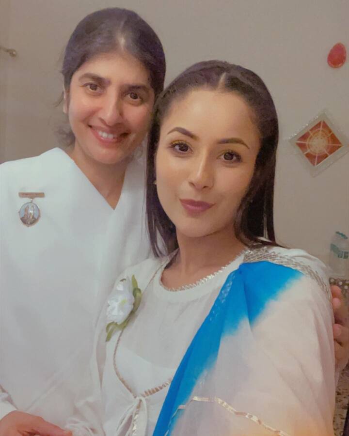 तो वहीं बीते दिन शहनाज गिल ब्रह्माकुमारी शिवानी से मिली, और इन तस्वीरों को इंस्टा पर शेयर करते हुए लिखा- घनिष्ठ बहनें’..