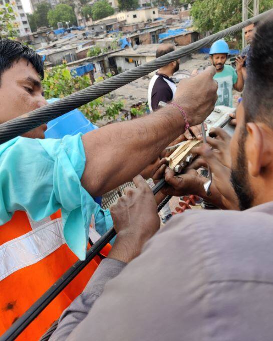 पश्चिम रेल्वेच्या दहिसर ते बोरीवली रेल्वे स्थानकादरम्यान ओव्हरहेड वायर तुटल्यामुळे. मुंबईकडे येणाऱ्या जलद मार्गावरील लोकलवर परिणाम झाला. दरम्यान, रेल्वे प्रशासनाकडून तात्काळ ओव्हरहेड वायर दुरुस्तीचं काम सुरु करण्यात आलं होतं. दुरुस्ती पूर्ण झाल्याची माहिती मिळत असून हळूहळू पूर्वपदावर येत आहे.