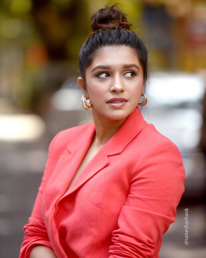 फोटोंमधील संस्कृतीच्या हटके अंदाजाला नेटकऱ्यांची पसंती मिळाली आहे. (sanskruti balgude/instagram)