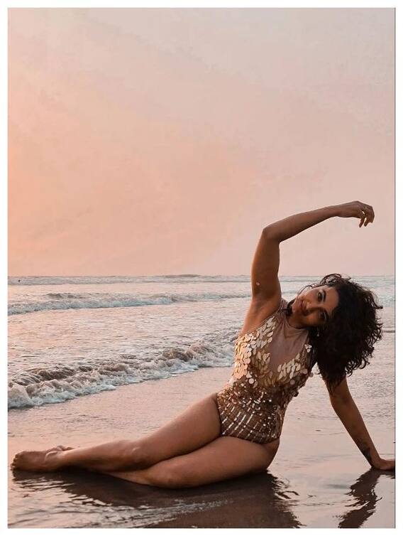 బీచ్ లో తేజస్వి మదివాడ హాట్ పోజులు