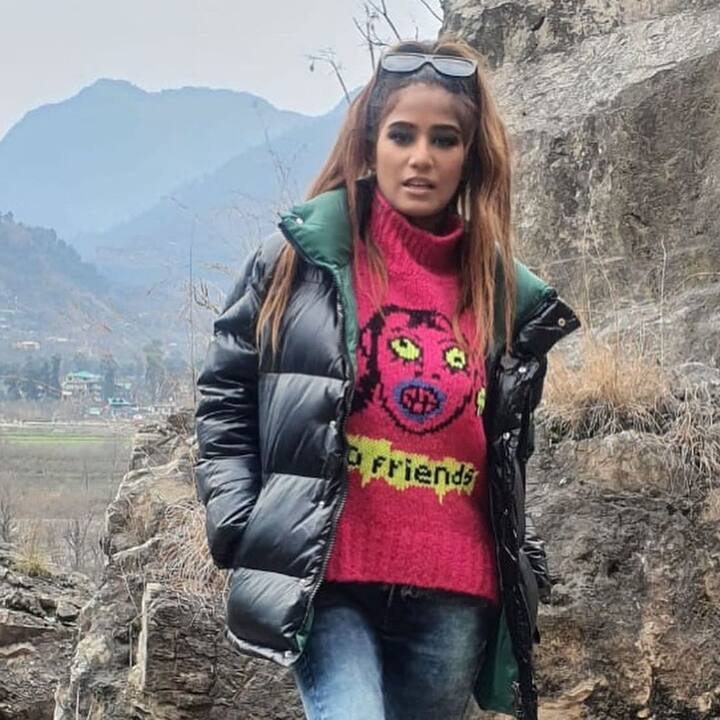 अपनी बोल्डनेस और एडल्ट वीडियो की वजह से भले ही पूनम पांडे को दुनियाभर की गंदी बातें सुनने को मिलती हों, लेकिन पूनम अपनी मां की लाडली बेटी हैं. उनकी मां ने उन्हें वैसे ही अपनाया है जैसी वो हैं.