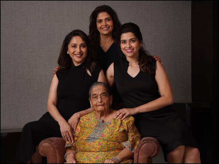 Madhuri Dixit share unseen pic of her sister and mother on mothers day 2022 माधुरी दीक्षित ने बड़ी बहनों के साथ शेयर की अनदेखी तस्वीर, मदर्स डे पर मां को लेकर लिखी ये बात