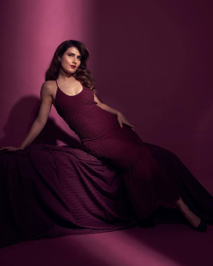 The actress can be seen looking like a festooned rose as she slips into a beautiful maroon dress. Adding charisma to the room, her nicely done makeup adds a glamorous enigma to the rosy night. All Image Courtesy: @fatimasanashaikh/Instagram.