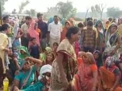 Hardoi News: एक्सप्रेस वे हादसे में मरे एक ही परिवार के सात लोगों का हुआ अंतिम संस्कार, गांव में पसरा सन्नाटा