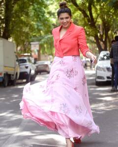 Sanskruti Balgude : निखळ हास्य अन् फंकी आऊटफिट; संस्कृतीचं हटके फोटोशूट