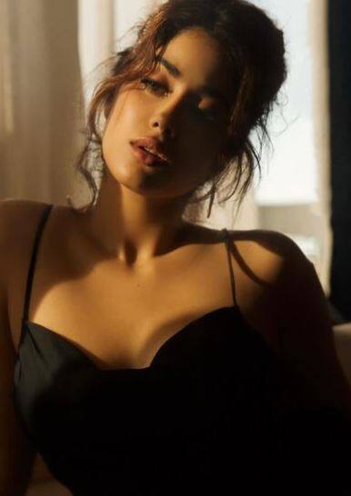 जाह्नवी कपूर सोशल मीडिया पर खासा एक्टिव रहती हैं और अपने फैंस के साथ अपनी निजी जिंदगी से जुड़ी चीजें शेयर करती रहती हैं.