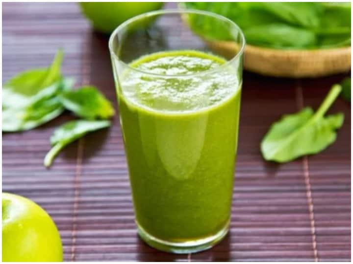 Giloy Benefits: कोरोना काल में खुद को स्वस्थ रखना सबसे जरूरी है. इम्यूनिटी बढ़ाने के लिए आप एक सस्ता और नेचुरल उपाय कर सकते हैं. रोजाना गिलोय की पत्तियों को पानी में उबालकर पिएं. इससे इम्यूनिटी बढ़ती है और कई फायदे मिलते हैं.