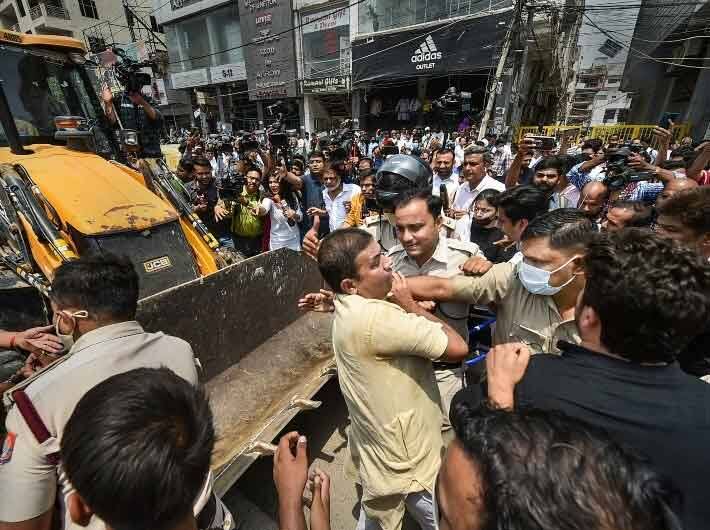 इससे पहले दिन में, आम आदमी पार्टी (आप) और कांग्रेस के नेता भी मौके पर पहुंचे और कार्रवाई के खिलाफ धरना दिया. विरोध-प्रदर्शन के कारण शाहीन बाग, कालिंदी कुंज, जैतपुर, सरिता विहार और मथुरा रोड सहित अन्य क्षेत्रों में भारी जाम लग गया. एसडीएमसी के मध्य ज़ोन के अध्यक्ष राजपाल सिंह ने बताया कि प्रदर्शन की वजह से अवैध ढांचों को नहीं हटाया जा सका. सिंह ने कहा कि अतिक्रमण हटाना उनका दायित्व है, जिसे वे पूरा कर रहे हैं. उन्होंने दावा किया कि प्रदर्शन “राजनीति से प्रेरित” हैं.