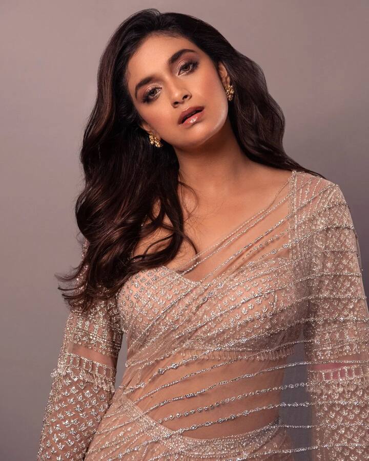 ఈ ఫోటోలపై నెటిజన్లు రకరకాల కామెంట్స్ చేస్తున్నారు.(Photo Courtesy: Keerthi Suresh Instagram)