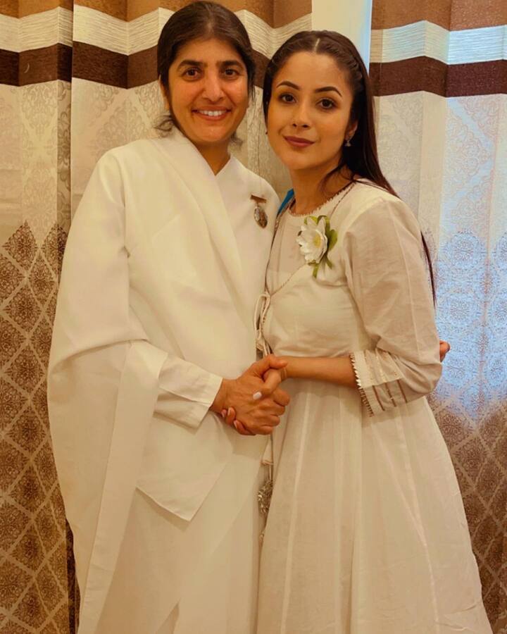 इस फंक्शन में शहनाज़ साधारण ऑउटफिट में व्हाइट कुर्ती पहने नजर आईं. शहनाज गिल की सादगी उनके फैंस को बेहद पसंद भी आई.