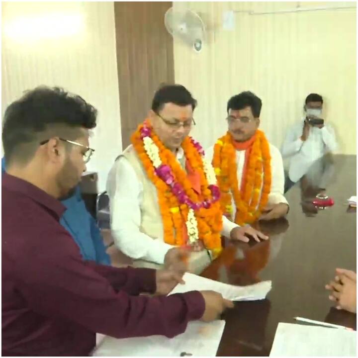 वहीं नामांकन दाखिल करने के बाद सीएम धामी ने कहा कि, मैं चंपावत की जनता को नमन करता हूं...पिछले कई चुनावों में जनता ने कैलाश गहटोरी को जीत दिलाई, जिन्होंने इस क्षेत्र के विकास के लिए अपना नामांकन दाखिल करने के लिए मुझे अपना इस्तीफा दे दिया और मैंने आज उनके साथ अपना नामांकन दाखिल कर दिया है.