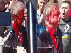 VIDEO: पोलैंड में विजय दिवस समारोह में रूसी राजदूत का विरोध, लाल रंग फेंका गया