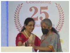 Watch: स्पीच देते वक्त NSDL की MD ने जब स्टाफ से मांगा पानी...तो ग्लास लेकर पहुंच गईं वित्त मंत्री