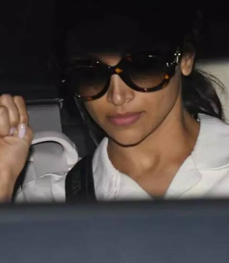 दीपिका के एयरपोर्ट लुक हो या फिर कोई और उनका हर आउटफिट मानो रेड कारपेट पर आने के लिए तैयार रहता है. दीपिका का यह केजुअल व्हाइट लुक भी लोगों के बीच काफी वायरल हो रहा है.