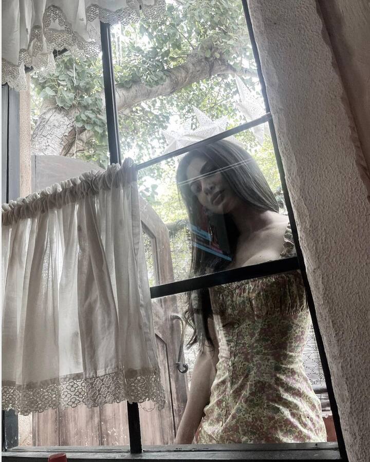 इस बात में कोई दो राय नहीं है कि मौनी रॉय हमेशा ही अपनी हॉट अदाओं से फैंस के दिलों की धड़कन तेज कर देती हैं. लेटेस्ट तस्वीरों में भी खिड़की के पास खड़ी मौनी अपनी अदाओं से हर किसी को घायल कर रही हैं.
