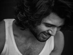 PHOTO : पहिल्या फिल्म फेअर पुरस्काराचा लिलाव करून दान केले पैसे! वाचा विजय देवरकोंडाच्या खास गोष्टी...