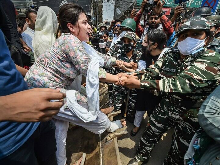 दक्षिणी दिल्ली नगर निगम (एसडीएमसी) के अधिकारियों के अतिक्रमण रोधी अभियान को अंजाम देने के लिए बुलडोजर के साथ सोमवार को दिल्ली के शाहीन बाग इलाके में पहुंचते ही महिलाओं सहित सैकड़ों स्थानीय लोग वहां धरने पर बैठ गए और विरोध-प्रदर्शन किया. प्रदर्शनकारियों ने भारतीय जनता पार्टी (भाजपा) शासित एसडीएमसी और केन्द्र सरकार के खिलाफ नारेबाजी की और कार्रवाई रोकने की मांग की.