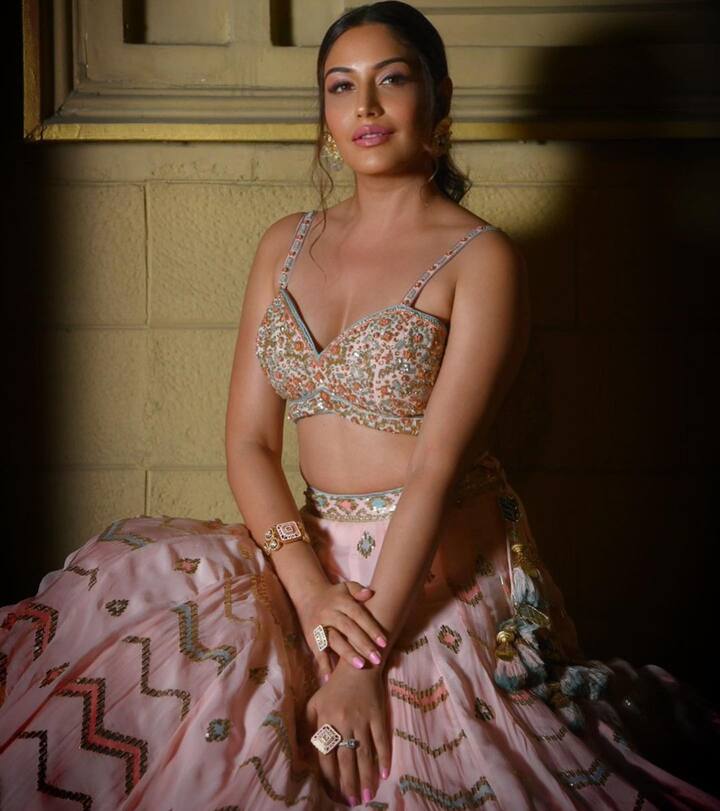 डीप नेकलाइन वाली चोली पहने सुरभि अपने लुक को और भी ज्यादा स्टाइलिश बना रही हैं .