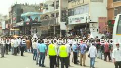 Shaheen Bagh Demolition Drive: एक ही इमारत के बाहर रुके बुल्डोजर, लगी भीड़